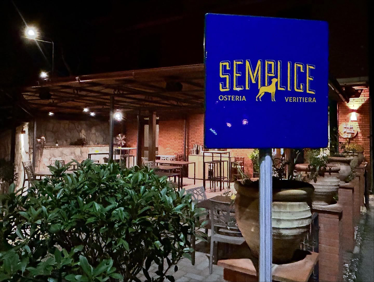 Semplice-Osteria-a-Castel Rigone-entrata